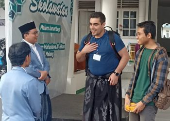 Mengenakan Sarung, Mahasiswa Adelaide Pelajari Moderasi Agama Pesma Al Hikam